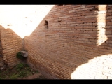 03259 ostia - regio i - insula xii - caseggiato dei triclini (i,xii,1) - via della forica - 4. raum von westen - ostwand - 01-2024.jpg